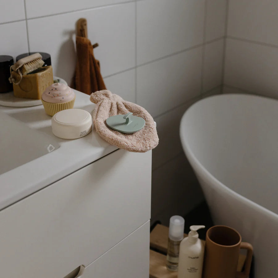 Set me 2 furça të buta silikoni për kokën dhe trupin – Mushie